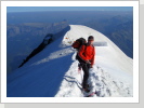 08/2009: Nach der Besteigung des Mont Blanc (4810 m) über den Bossesgrat; im Hintergrund das Refuge Aiguille du Goûter (3817 m)